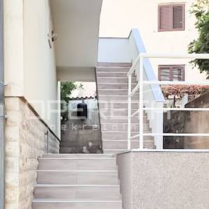 Kuća s 3 apartmana u Žaboriću – pogled na more, vez za čamac i blizina plaže!