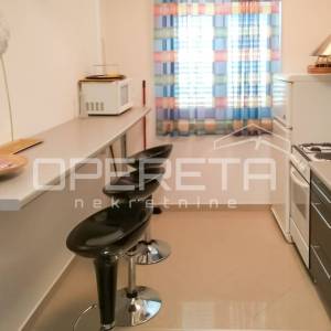 Kuća s 3 apartmana u Žaboriću – pogled na more, vez za čamac i blizina plaže!