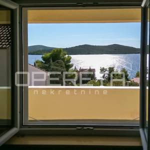 Kuća s 3 apartmana u Žaboriću – pogled na more, vez za čamac i blizina plaže!