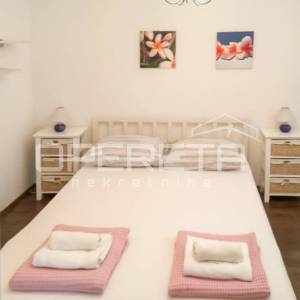 Kuća s 3 apartmana u Žaboriću – pogled na more, vez za čamac i blizina plaže!