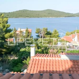 Kuća s 3 apartmana u Žaboriću – pogled na more, vez za čamac i blizina plaže!