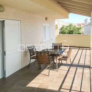 Kuća s 3 apartmana u Žaboriću – pogled na more, vez za čamac i blizina plaže!