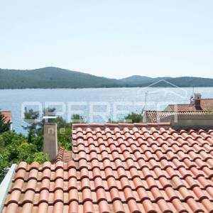Kuća s 3 apartmana u Žaboriću – pogled na more, vez za čamac i blizina plaže!