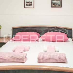 Kuća s 3 apartmana u Žaboriću – pogled na more, vez za čamac i blizina plaže!