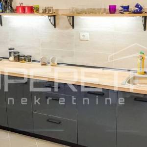 Kuća s 3 apartmana u Žaboriću – pogled na more, vez za čamac i blizina plaže!