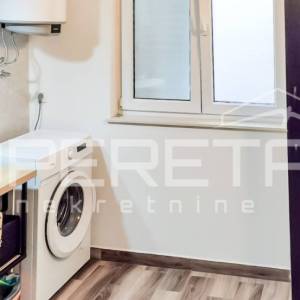 Kuća s 3 apartmana u Žaboriću – pogled na more, vez za čamac i blizina plaže!