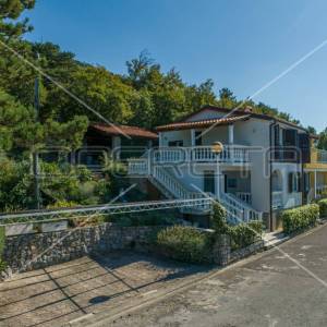 Kuća s 4 apartmana, pogled na more, 1. red do mora, plaža, 216 m2,Senj