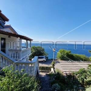 Kuća s 4 apartmana, pogled na more, 1. red do mora, plaža, 216 m2,Senj