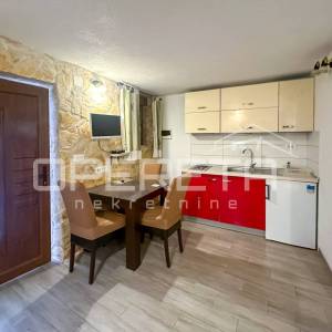 Kuća s dva apartmana u centru Tisna – 50 m od mora