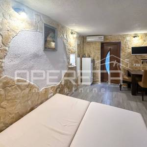 Kuća s dva apartmana u centru Tisna – 50 m od mora