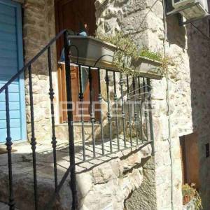 Kuća s dva apartmana u centru Tisna – 50 m od mora