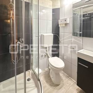 Kuća s dva apartmana u centru Tisna – 50 m od mora