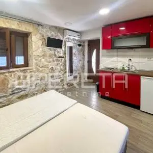 Kuća s dva apartmana u centru Tisna – 50 m od mora