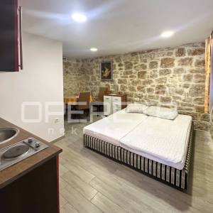 Kuća s dva apartmana u centru Tisna – 50 m od mora