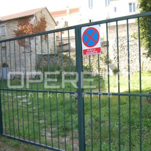 Kuća s dva stana i velikim vrtom u centru Drniša