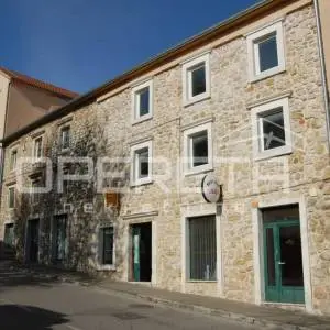 Kuća s dva stana i velikim vrtom u centru Drniša
