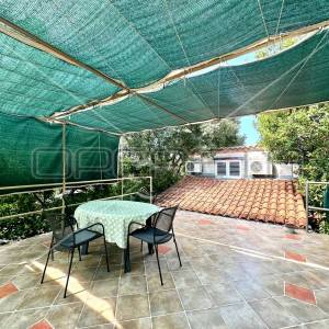 Kuća s konobom i prostranim dvorištem u Murteru, 80,57 m2