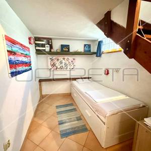 Kuća s konobom i prostranim dvorištem u Murteru, 80,57 m2