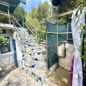 Kuća s konobom i prostranim dvorištem u Murteru, 80,57 m2
