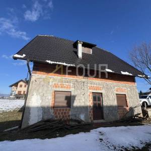 Kuća s okućnicom i 4 građevinska terena u blizini NP Plitvička jezera