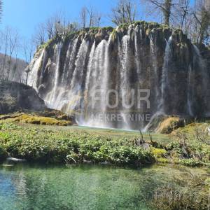 Kuća s okućnicom i 4 građevinska terena u blizini NP Plitvička jezera