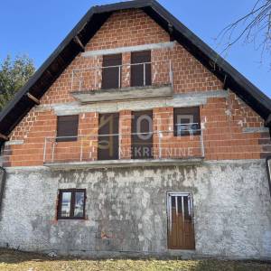 Kuća s okućnicom i 4 građevinska terena u blizini NP Plitvička jezera