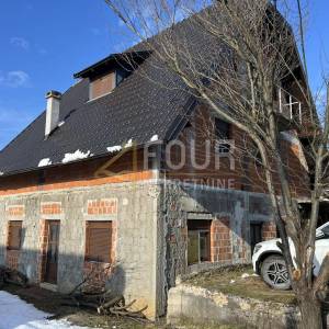 Kuća s okućnicom i 4 građevinska terena u blizini NP Plitvička jezera