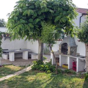 Kuća s okućnicom na mirnoj lokaciji blizu Ližnjana