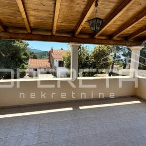 Kuća s potencijalom –  Uvala Gradina, 100 m od mora, Vela Luka