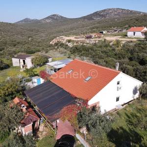 Kuća s prostranom okućnicom  (Vrana - Pakoštane)