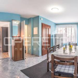 Kuća s tri apartmana i dvije građevinske parcele u Vodicama
