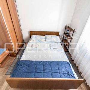 Kuća s tri apartmana i dvije građevinske parcele u Vodicama
