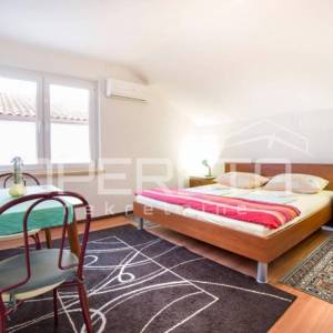 Kuća s tri apartmana i dvije građevinske parcele u Vodicama
