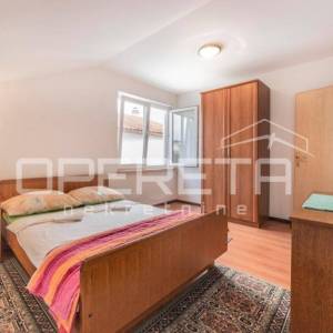 Kuća s tri apartmana i dvije građevinske parcele u Vodicama
