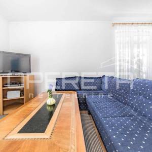 Kuća s tri apartmana i dvije građevinske parcele u Vodicama
