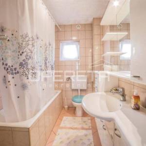 Kuća s tri apartmana i dvije građevinske parcele u Vodicama
