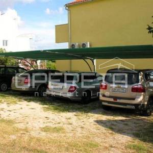Kuća s tri apartmana i dvije građevinske parcele u Vodicama
