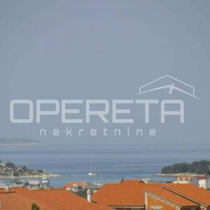 Kuća s tri apartmana i dvije građevinske parcele u Vodicama

