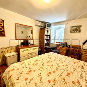 Kuća s tri apartmana u centru Betine s velikom terasom
