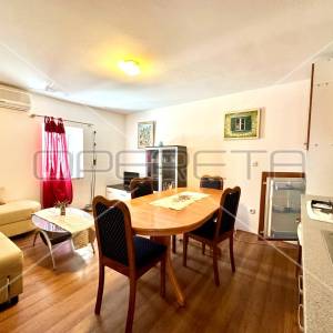 Kuća s tri apartmana u centru Betine s velikom terasom