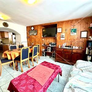 Kuća s tri apartmana u centru Betine s velikom terasom