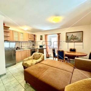 Kuća s tri apartmana u centru Betine s velikom terasom