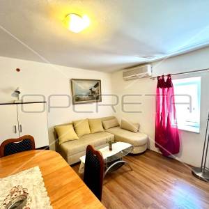 Kuća s tri apartmana u centru Betine s velikom terasom