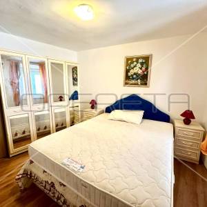 Kuća s tri apartmana u centru Betine s velikom terasom