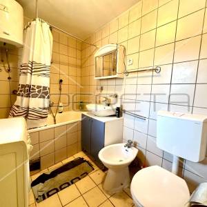 Kuća s tri apartmana u centru Betine s velikom terasom