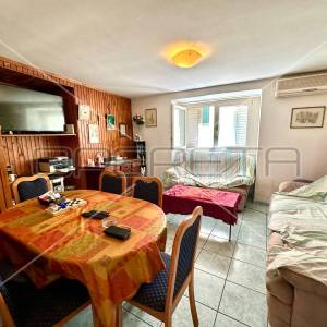 Kuća s tri apartmana u centru Betine s velikom terasom