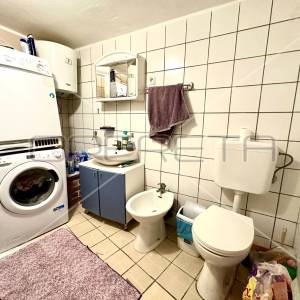 Kuća s tri apartmana u centru Betine s velikom terasom