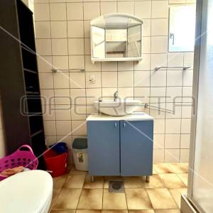 Kuća s tri apartmana u centru Betine s velikom terasom
