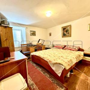 Kuća s tri apartmana u centru Betine s velikom terasom