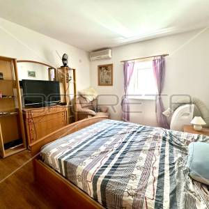 Kuća s tri apartmana u centru Betine s velikom terasom